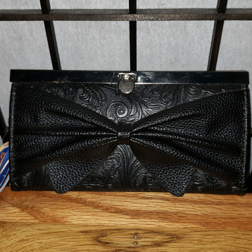 🦇😎NWT😎🦇 Wallet Black Feminine Bow Embossed 🖤